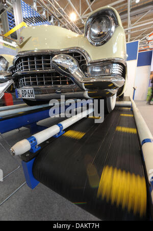 Ein Oldtimer sitzt auf einem Förderband von der deutschen Firma Alfotec an Logistikmesse CeMAT in Hannover, Deutschland, 5. Mai 2011. CeMAT ist das internationale Highlight für Fördertechnik und Logistik-Branche. Foto: PETER STEFFEN Stockfoto