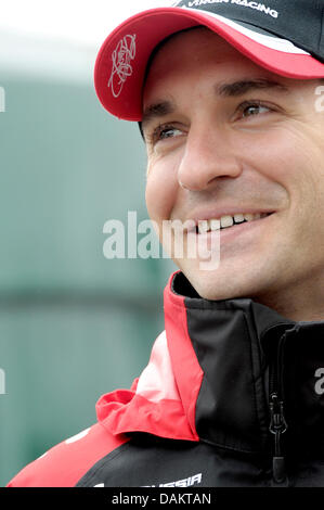 Deutsche Formel1-Fahrer Timo Glock der Jungfrau lächelt im Fahrerlager in Istanbul Park Circuit, Istanbul, Türkei, 05 Mai 2011. Formel 1 Grand Prix der Türkei statt findet am 8. Mai 2011. Foto: David Ebener Stockfoto