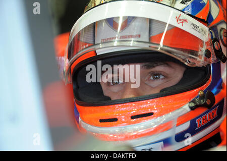 Deutsche Formel1-Fahrer Timo Glock der Jungfrau sitzt in seinem Auto während des ersten Trainings auf dem Istanbul Park Circuit, außerhalb der Istanbul, Türkei, 06 Mai 2011. Formel 1 Grand Prix der Türkei statt findet am 8. Mai 2011. Foto: David Ebener Stockfoto