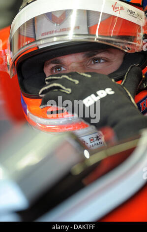 Deutsche Formel1-Fahrer Timo Glock der Jungfrau sitzt in seinem Auto während des ersten Trainings auf dem Istanbul Park Circuit, außerhalb der Istanbul, Türkei, 06 Mai 2011. Formel 1 Grand Prix der Türkei statt findet am 8. Mai 2011. Foto: David Ebener Stockfoto