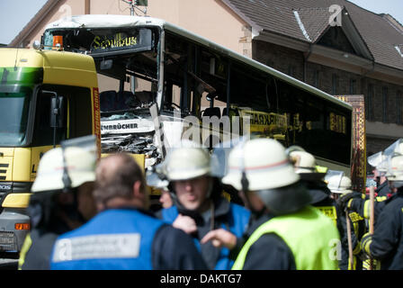 Ein zerstörte Schulbus wird auf ein Zugfahrzeug in Gummersbach, Deutschland, 6. Mai 2011 geladen. Zwei Fahrer und ein Kind wurden verletzt, als der Schulbus mit einem LKW kollidierte. Foto: BERND THISSEN Stockfoto