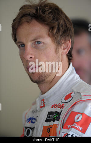 Britische Formel1-Fahrer Jenson Button McLaren Mercedes steht in der Garage während des zweiten Trainings auf dem Istanbul Park Circuit, außerhalb der Istanbul, Türkei, 06 Mai 2011. Formel 1 Grand Prix der Türkei statt findet am 8. Mai 2011. Foto: David Ebener dpa Stockfoto