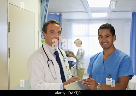 Arzt und Krankenschwester im Krankenzimmer im Gespräch Stockfoto
