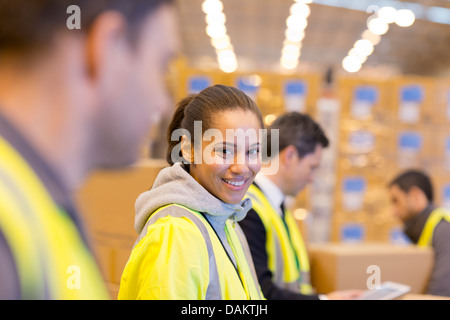 Arbeiter im Lager lächelnd Stockfoto