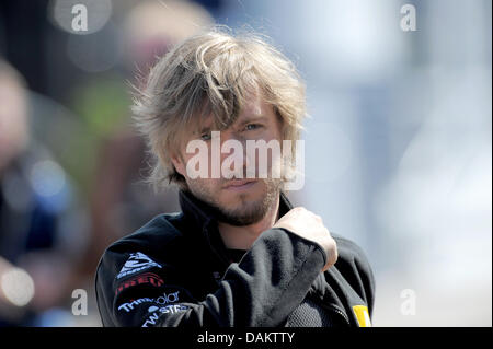 Deutsche Formel1-Fahrer Nick Heidfeld von Lotus Renault führt durch das Fahrerlager auf dem Istanbul Park Circuit außerhalb Istanbul, Türkei, 07 Mai 2011. Formel 1 Grand Prix der Türkei statt findet am 8. Mai 2011. Foto: David Ebener Stockfoto