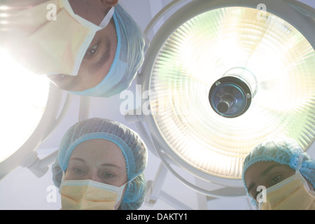 Chirurgen beugte sich über Patienten am OP-Tisch Stockfoto