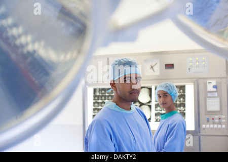 Chirurgen im OP-Saal Stockfoto