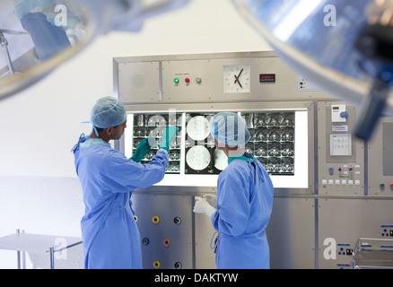 Chirurgen, die Röntgenaufnahmen im Krankenhaus untersuchen Stockfoto