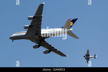 Das Flugzeug Ju 52 D-AQUI (hinten) und ein Airbus A380 fliegen bei einem Jubiläumsfest der Lufthansa in Hamburg, Deutschland, 7. Mai 2011. Zum 75. Jubiläum ist das Flugzeug Ju 52 D-AQUI "Tante Ju" aus der Deutschen Lufthansa Berlin-Stiftung (eine Stiftung, die wieder her und zeigt historische Flugzeuge) zu Gast bei Airbus in Finkenwerder. Foto: Malte Christen Stockfoto