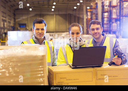 Arbeitnehmer mit Laptop im Lager Stockfoto