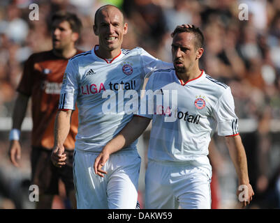 Bayern Franck Ribery (R) feiert zusammen mit seinem Teamkollegen Arjen Robben nach dem 6: 1 Tor, nachdem die Bundesliga-Fußballspiel zwischen FC St. Pauli Vs FC Bayern München am Millerntor Stadiun in Hamburg, Deutschland, 7. Mai 2011. Bayern München gewann 8: 1. Foto: Marcus Brandt Stockfoto