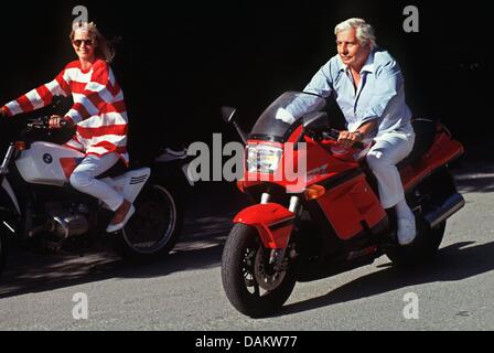 (DATEI) Ein Archivfoto vom 31. August 1992 zeigt Gunter Sachst und seine Frau Mirja fahren ihre Motorräder durch die Straßen von St. Tropez, Frankreich. Verschiedenen Medienberichten zufolge ist Gunter Sachs tot im Alter von 78 Jahren. Foto: HORST OSSINGER Stockfoto