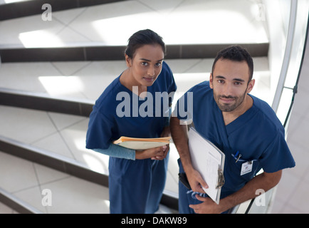 Krankenschwestern am Krankenhaus Schritte Stockfoto