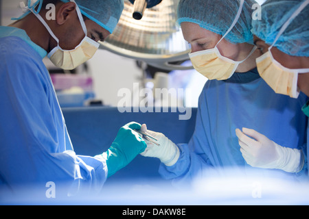 Chirurgen beugte sich über Patienten am OP-Tisch Stockfoto