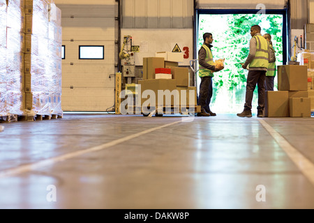 Arbeiter im Lager sprechen Stockfoto