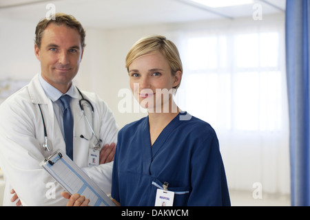 Arzt und Krankenschwester im Krankenhaus lächelnd Stockfoto