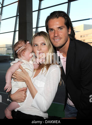 Tennis stellt professionelle Thomas Haas mit seiner Ehefrau Sara und seiner Tochter Valentina während der Präsentation des jährlichen Magazin 2011 des Eagles Charity Golf Club in der BMW Welt in München, Deutschland, 8. Mai 2011. Foto: URSULA Düren Stockfoto