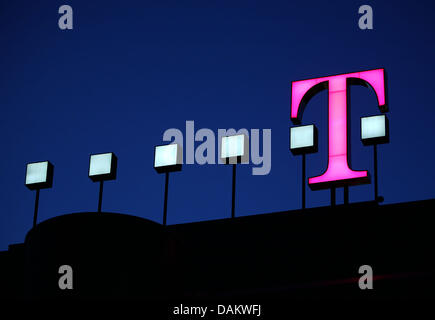 Datei - ein Archiv Bild vom 29. August 2007, zeigt die symbolische T der Deutschen Telekom in der Zentrale in Bonn, Deutschland. Deutsche Telekom präsentiert seinen Umsatz im ersten Quartal 2011 auf 6. Mai 2011. Foto: Oliver Berg Stockfoto