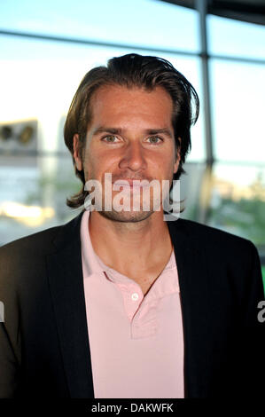 Tennis-Profi Thomas Haas stellt während der Präsentation des jährlichen Magazin 2011 des Eagles Charity Golf Club in der BMW Welt in München, Deutschland, 8. Mai 2011. Foto: Felix Hoerhager Stockfoto