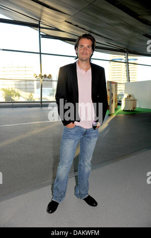 Tennis-Profi Thomas Haas stellt während der Präsentation des jährlichen Magazin 2011 des Eagles Charity Golf Club in der BMW Welt in München, Deutschland, 8. Mai 2011. Foto: Felix Hoerhager Stockfoto