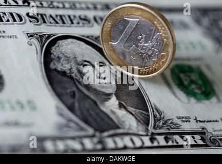 ILLUSTRATION - steht eine ein-Euro-Münze auf eine ein-Dollar-Note in Köln, Deutschland, 9. Mai 2011. Die europäische Gemeinschaftswährung stabilisiert zu Beginn dieser Woche. Foto: Oliver Berg Stockfoto