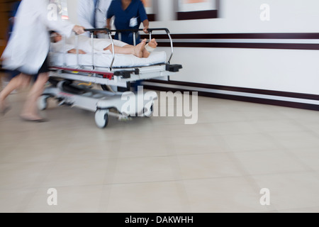 Rauschenden Krankenhauspatient Personal, OP-Saal Stockfoto