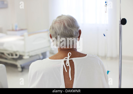 Ältere Patienten tragen Kleid im Krankenzimmer Stockfoto