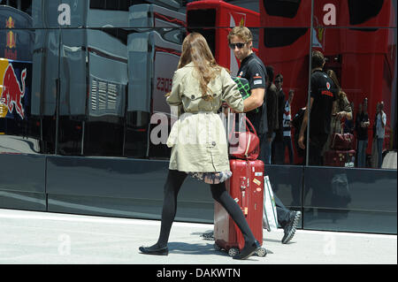 Britische Formel1-Fahrer Jenson Button McLaren Mercedes und seine Freundin Jessica Michibata angekommen im Fahrerlager vor dem Formel 1 Grand Prix der Türkei auf dem Istanbul Park Circuit, außerhalb der Istanbul, Türkei, 8. Mai 2011. Foto: David Ebener dpa Stockfoto