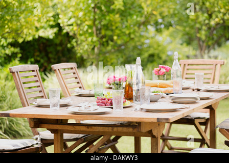 Gedeckter Tisch im Hinterhof Stockfoto