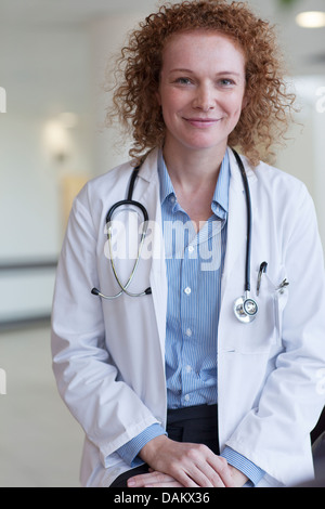 Arzt im Krankenhaus lächelnd Stockfoto