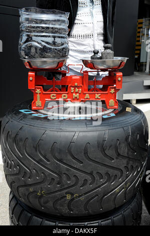 Eine Skala zeigt, dass der Gewichtsverlust über einen Pirelli-Reifen in so genannte "Toffees" auf der Koppel auf dem Istanbul Park Circuit, außerhalb der Istanbul, Türkei, 8. Mai 2011. Foto: David Ebener Stockfoto