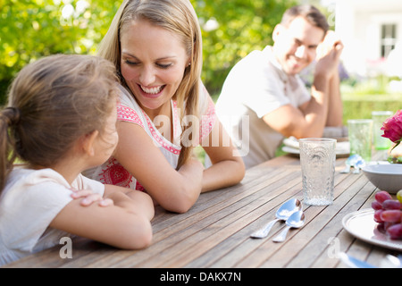 Familie sitzt am Tisch im freien Stockfoto