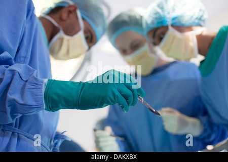 Chirurg mit Messer im OP-Saal Stockfoto