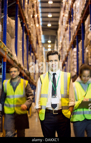 Arbeiter im Lager stehen Stockfoto