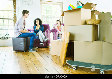 Entspannende Freunde im neuen Zuhause Stockfoto