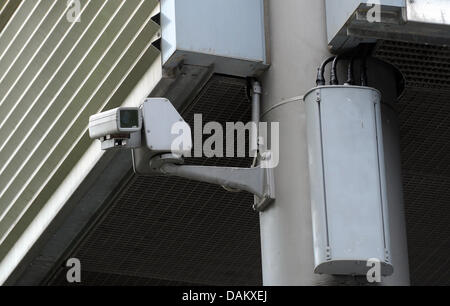 Ein kleines weißes Feld ist die Basisstation für das erste LTW Mobilfunknetz in Berlin hängt unter der Kuppel des Sony Center am Potsdamer Platz in Berlin, Deutschland, 5. Mai 2011. Vodafone startet die neue mobile Kommunikation Mobilfunkstandard LTE, stellen Sie zunächst die "weißen Flecken" auf der Karte soll, verschwinden. Deutsche Telekom und Telefonica arbeiten auch an LTE Netz co Stockfoto