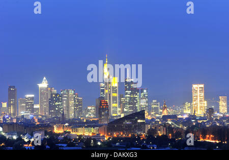 Die Skyline ist in der Dämmerung in Frankfurt am Main, 10. Mai 2011 abgebildet. Foto: Marc Tirl Die Skyline der Innenstadt von Franfiurt am Main, Aufgenommen am Dienstag (10.05.2011) von Einems Hochhaus in Frankfurt Oberrad. Nachdem Sich der Quantenelektrodynamik Mit Sommerlichen Temperaturen Und Reichlich Sonnenschein Verabschiedet hat, Kühlt Frankfurt Nonne Langsam Wieder Etwas ab Tief "Norbert" Stech Stockfoto