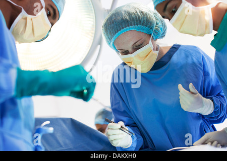 Chirurgen im OP-Saal Stockfoto