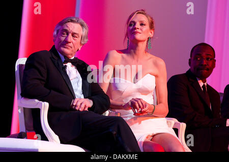 Jury-Mitglieder Robert De Niro (L-R), Uma Thurman und Mahamat Saleh Haroun Teilnahme an der Eröffnung der 64. Internationalen Filmfestspiele am Palais des Festivals in Cannes, Frankreich, am 11. Mai 2011. Foto: Hubert Boesl Stockfoto