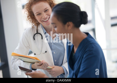 Arzt und Krankenschwester im Krankenhaus sprechen Stockfoto