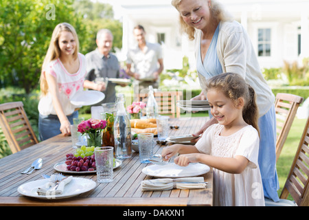 Familiensetting Tisch im freien Stockfoto