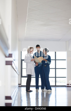 Krankenhauspersonal sprechen im Flur Stockfoto