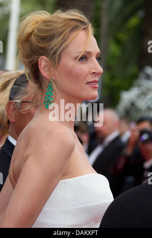 Schauspielerin und Jury-Mitglied Uma Thurman kommt im Palais des Festivals während der Eröffnung der 64. Internationalen Filmfestspiele in Cannes, Frankreich, am 11. Mai 2011. Foto: Hubert Boesl Stockfoto