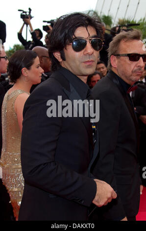 Deutscher Regisseur Fatih Akin kommt im Palais des Festivals während der Eröffnung der 64. Internationalen Filmfestspiele in Cannes, Frankreich, am 11. Mai 2011. Foto: Hubert Boesl Stockfoto