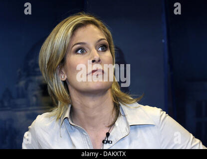 (Dpa-Datei) - ein Datei-Bild vom 4. Juni 2009 zeigt deutsche Politiker Silvana Koch-Mehrin, Top-Kandidat für die Wahlen zum Europäischen Parlament zu dieser Zeit im Bild in der Talkshow "Maybrit Illner" in Berlin, Deutschland. Silvana Koch-Mehrin als Vorsitzende der FDP im Europäischen Parlament am 11. Mai 2011 von ihrem Posten zurückgetreten und ist jetzt auch nicht mehr Mitglied der FDP Executive Commi Stockfoto