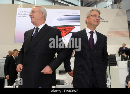 Martin Winterkorn (L), Vorsitzender des Aufsichtsrats der Autobauer Audi sowie CEO von Volkswagen und Rupert Stadler, CEO von Audi stehen neben einander zu Beginn der Hauptversammlung im Audi Forum Neckarsulm, Deutschland, 12. Mai 2011. Nach einem erfolgreichen Jahr 2010 verkaufte Audi mehr Autos im ersten Quartal 2011 als in einem Jahr vor. Foto: Stockfoto