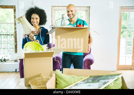 Paar Auspacken Boxen im neuen Zuhause Stockfoto