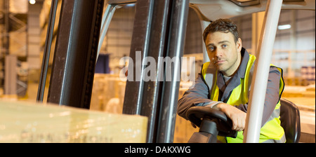 Arbeiter bedienen von Maschinen im Lager Stockfoto