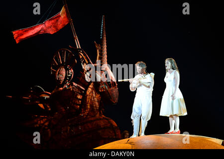 Tenor Sänger Rainer Trost in der Rolle des Tamino (L) und Sopranistin Gisela Stille in der Rolle der Pamina, führen Sie eine Szene aus der Oper "Die Zauberflöte" von Wolfgang Amadeus Mozart während einer Foto-Probe auf der schwimmenden Bühne "Seebuehne" Theatersaal in Bregenz, Deutschland, 12. Juli 2013. Die Oper Premieren bei den Bregenzer Festspielen am 17 Juli-203. Foto: Felix Kaestle Stockfoto