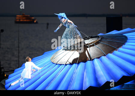 Soprano Ana Durlovski (R) in der Rolle der Königin der Nacht und Tenor Sänger Rainer Trost (L) in der Rolle des Tamino führen eine Szene aus der Oper "Die Zauberflöte" von Wolfgang Amadeus Mozart während einer Foto-Probe auf der schwimmenden Bühne "Seebuehne" Theatersaal in Bregenz, Deutschland, 12. Juli 2013. Die Oper Premieren bei den Bregenzer Festspielen am 17 Juli-203. Foto: Felix Kaestle Stockfoto